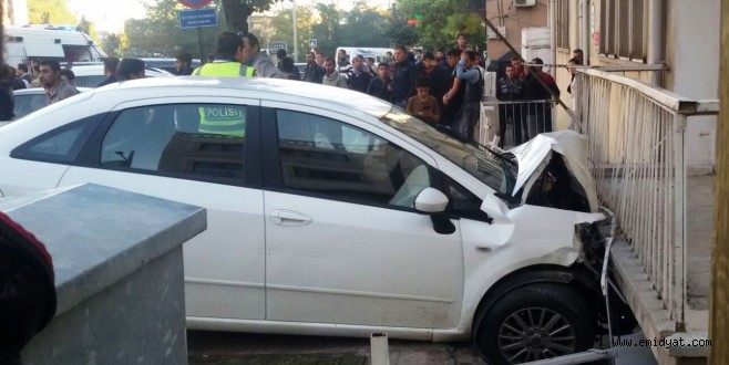 Otomobil askeri lojmanın balkonuna çarptı: 3 yaralı