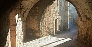 Midyatta asırlardır ayakta kalan yapılar: Taş evler