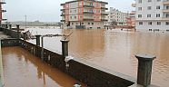 Midyat'ta sağanak su baskınlarına neden oldu