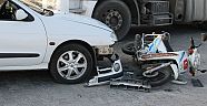 Otomobilin çarptığı motosiklet sürücüsü yaralandı