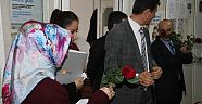 Yeni öğretmenler güllerle karşılandı