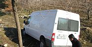 Yoldan çıkan minibüs tarlaya uçtu
