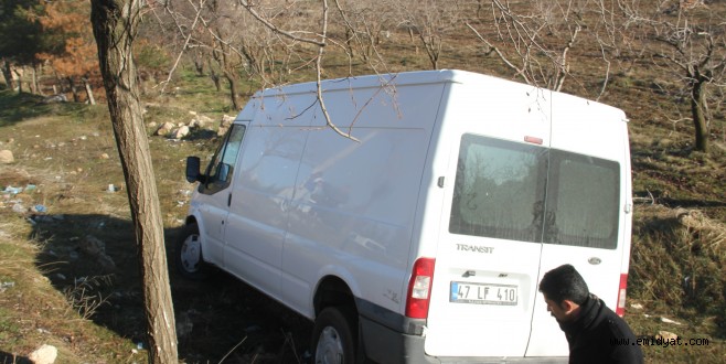 Yoldan çıkan minibüs tarlaya uçtu